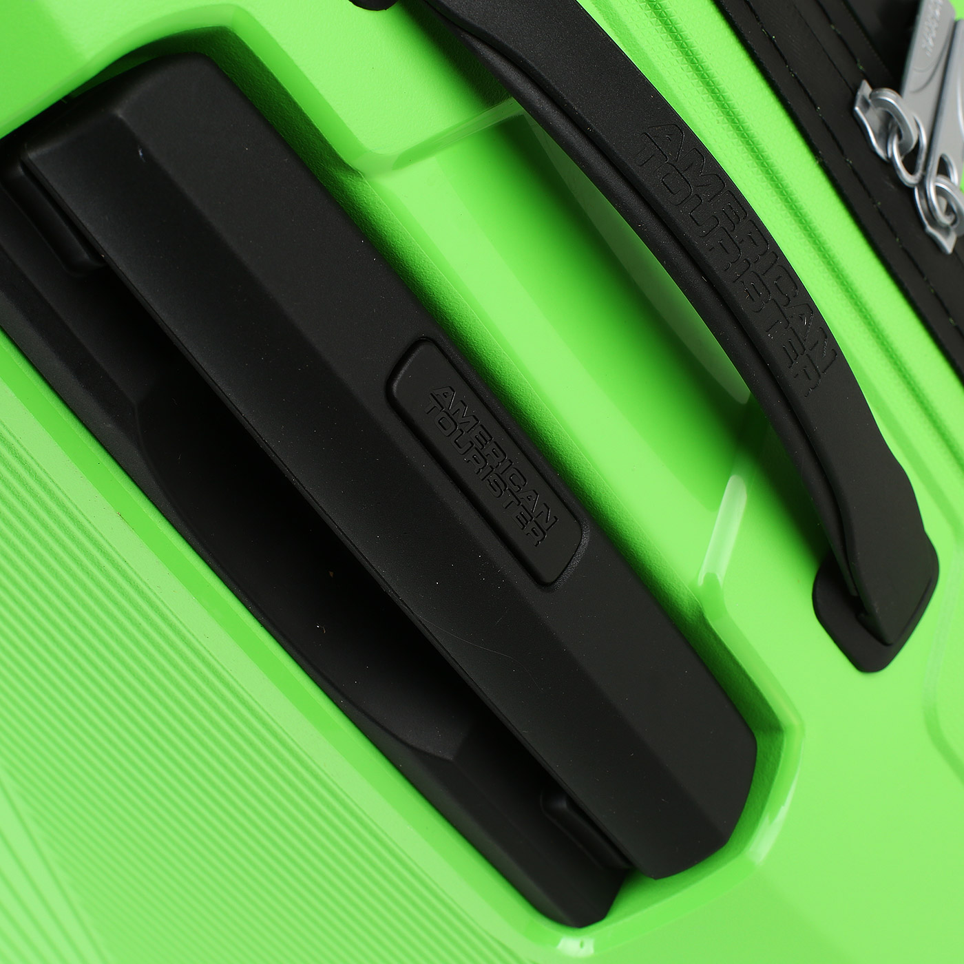 Чемодан средний M из полипропилена с кодовым замком American Tourister Airconic