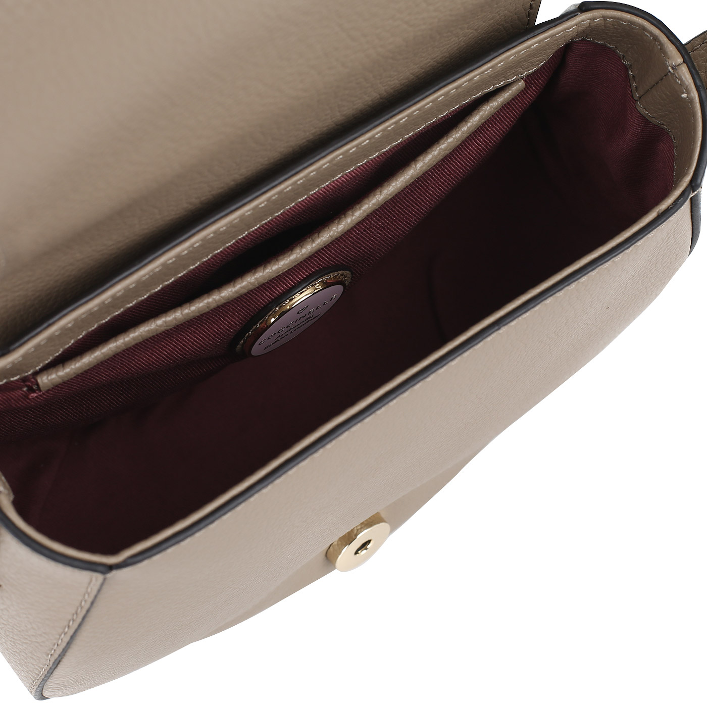 Сумочка с фирменным брелоком Coccinelle Clementine soft