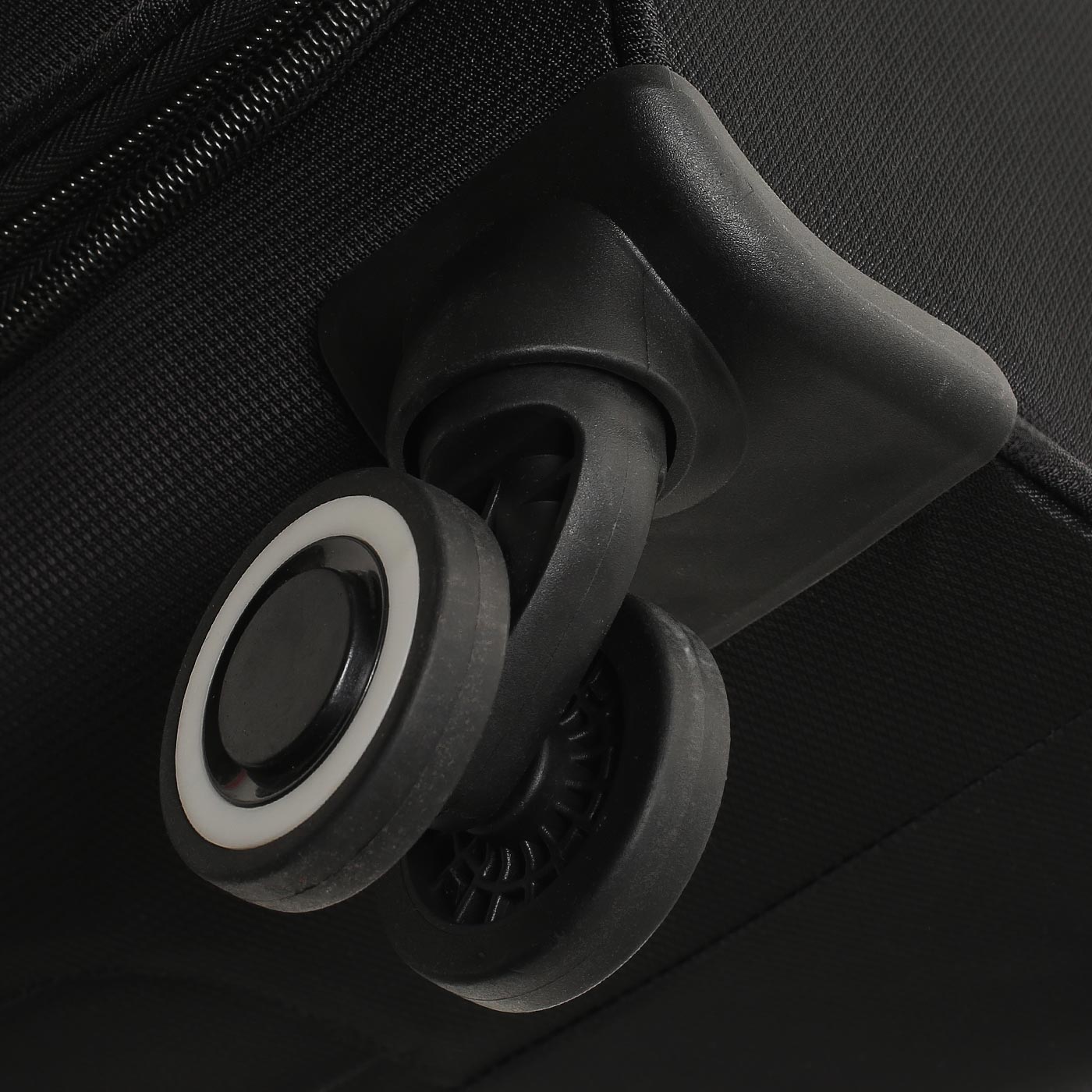 Чемодан большой L тканевый Torber Nero