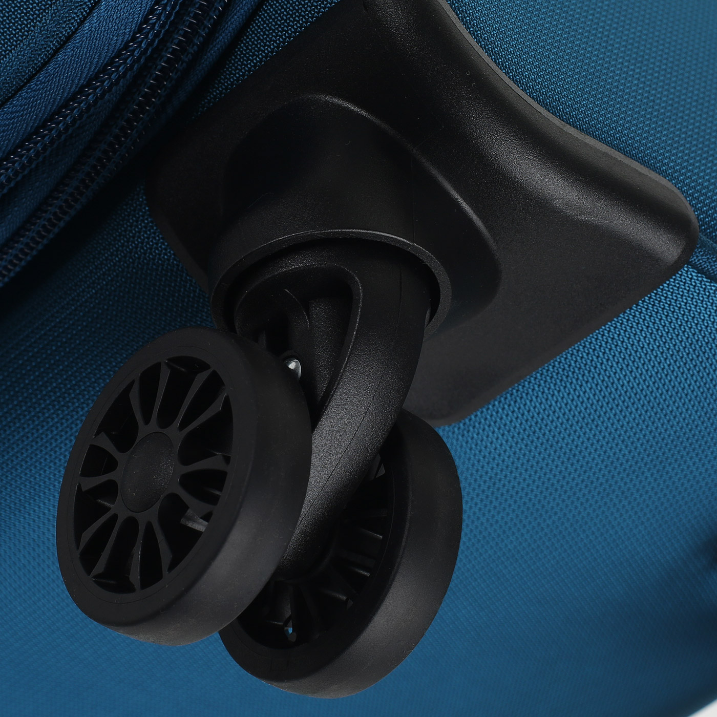 Чемодан средний M тканевый с кодовым замком American Tourister Crosstrack