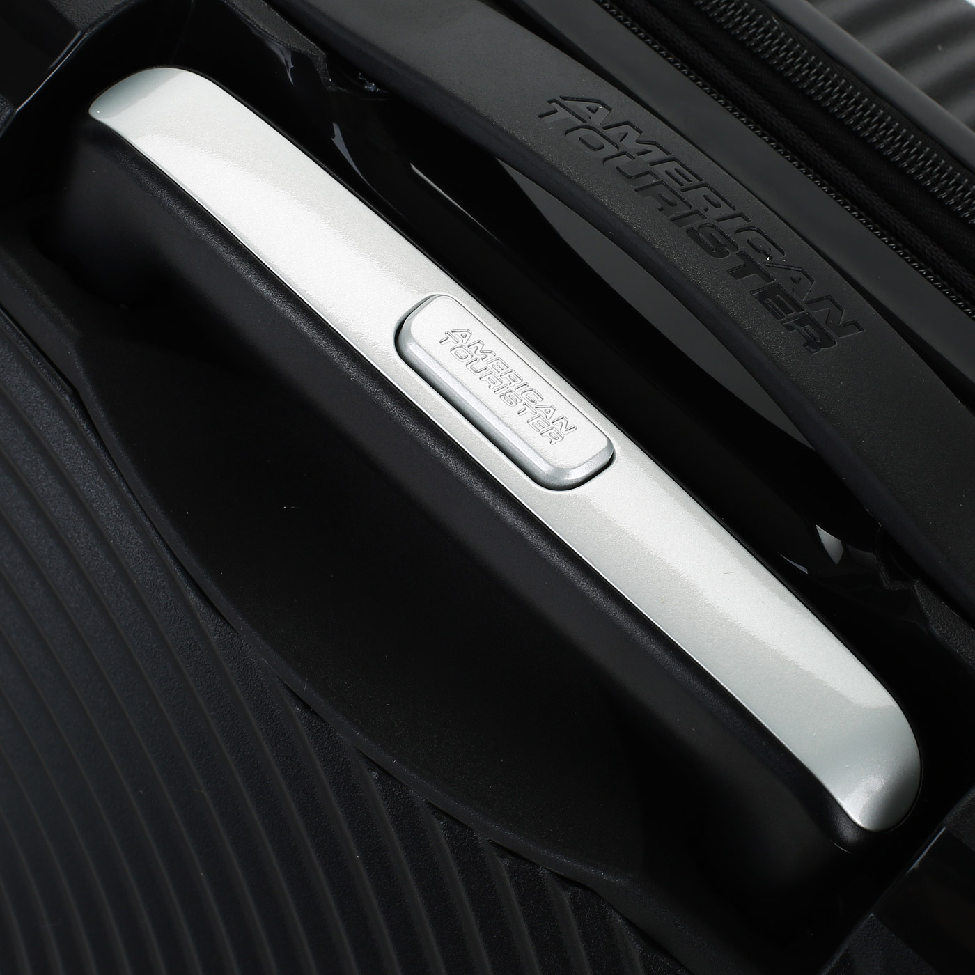 Чемодан для ручной клади из полипропилена с кодовым замком American Tourister Soundbox